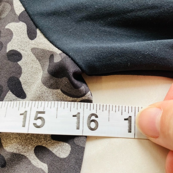 Fabletics‎ Long Sleeve Workout Top Women’s Small Black Camo Quick Dry - Picture 5 of 7